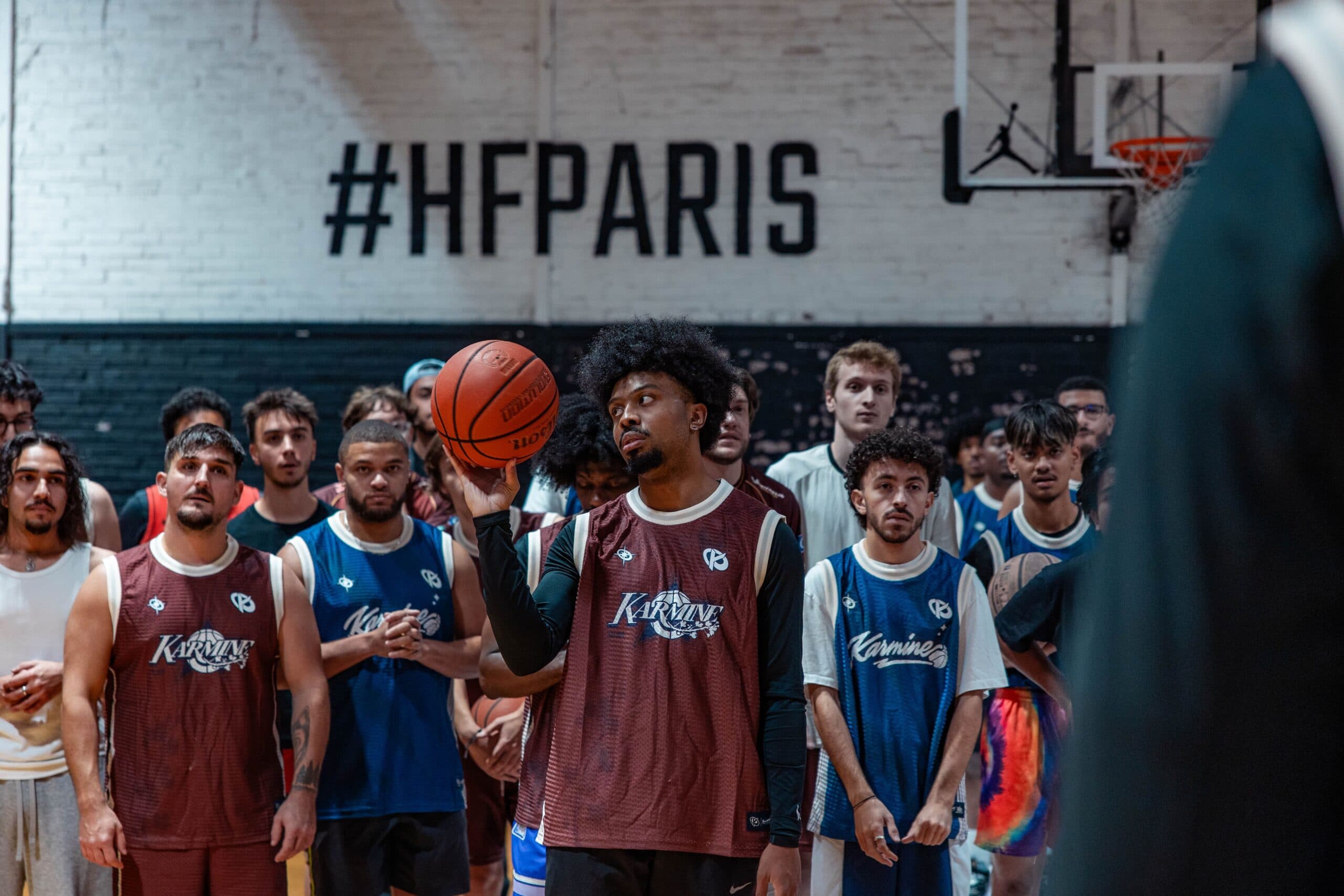 Les joueurs réunis au centre du terrain lors du KC Air Ball