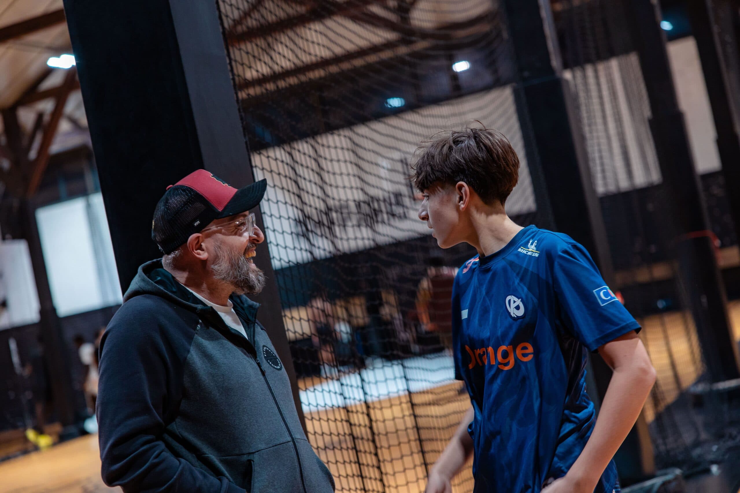 Deux participants qui échangent en marge du tournoi
